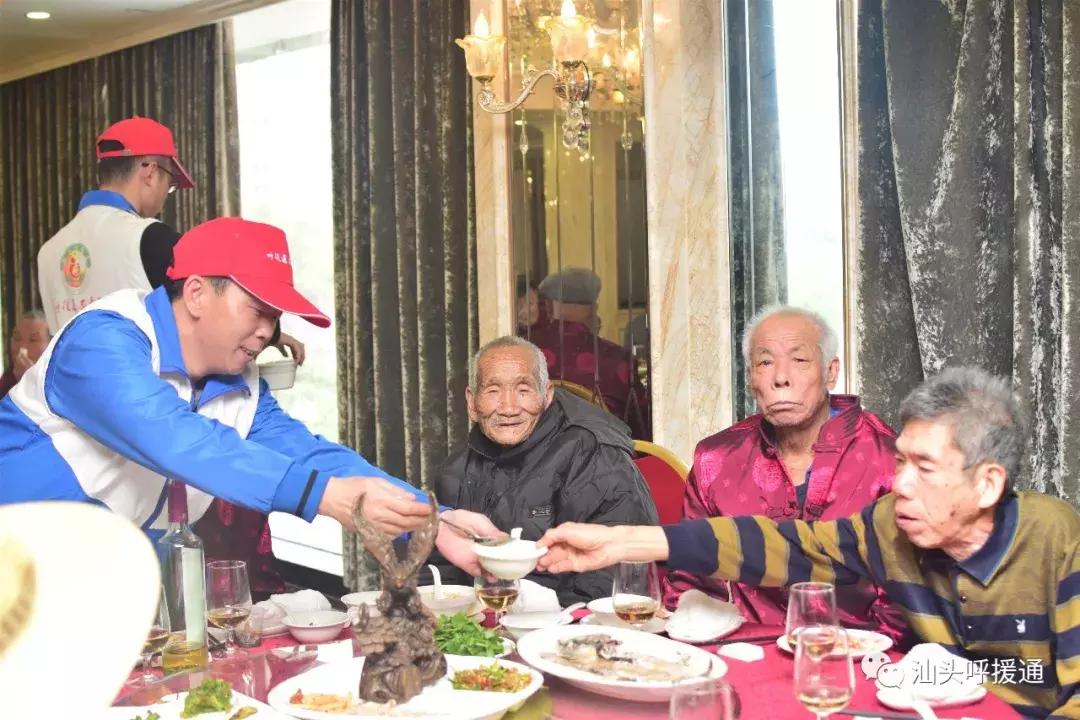 龙湖区第八个善待鳏寡百叟宴今举行铂晶大酒店多年资助大爱奉献