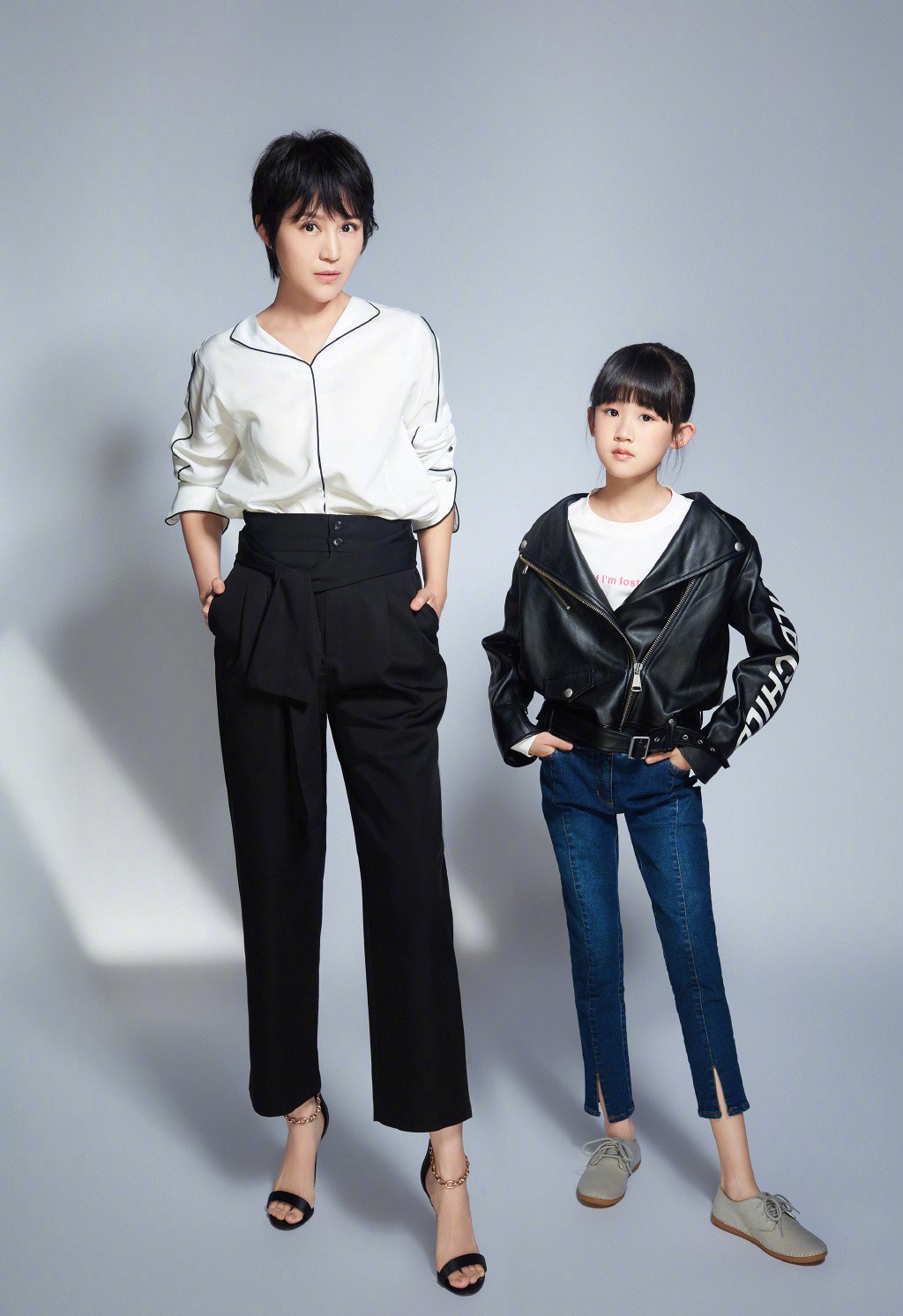 她是陆毅的妻子，43岁穿卫衣配黑色透视裙，同框贝儿像姐妹