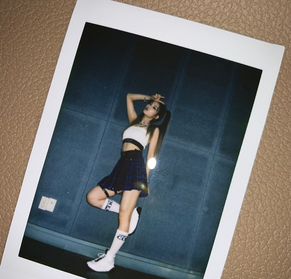 “猫系长相”黄礼志，穿印花卫衣配骑士靴，高级脸成简单穿搭亮点