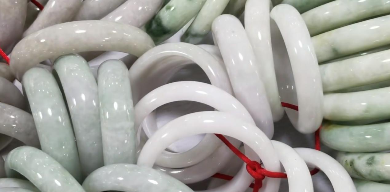 缅甸翡翠摆摊记,缅甸淘翠直播间手镯