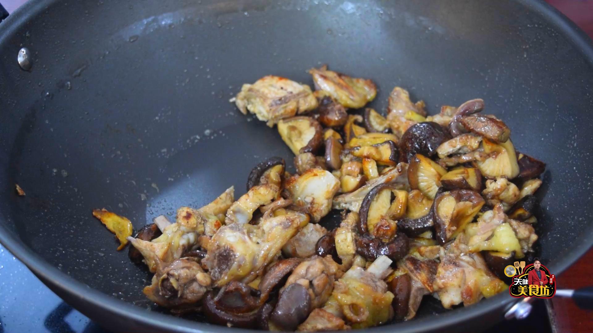 香菇炒鸡肉的做法简单好做又好吃,香菇炒鸡肉的家常做法王刚