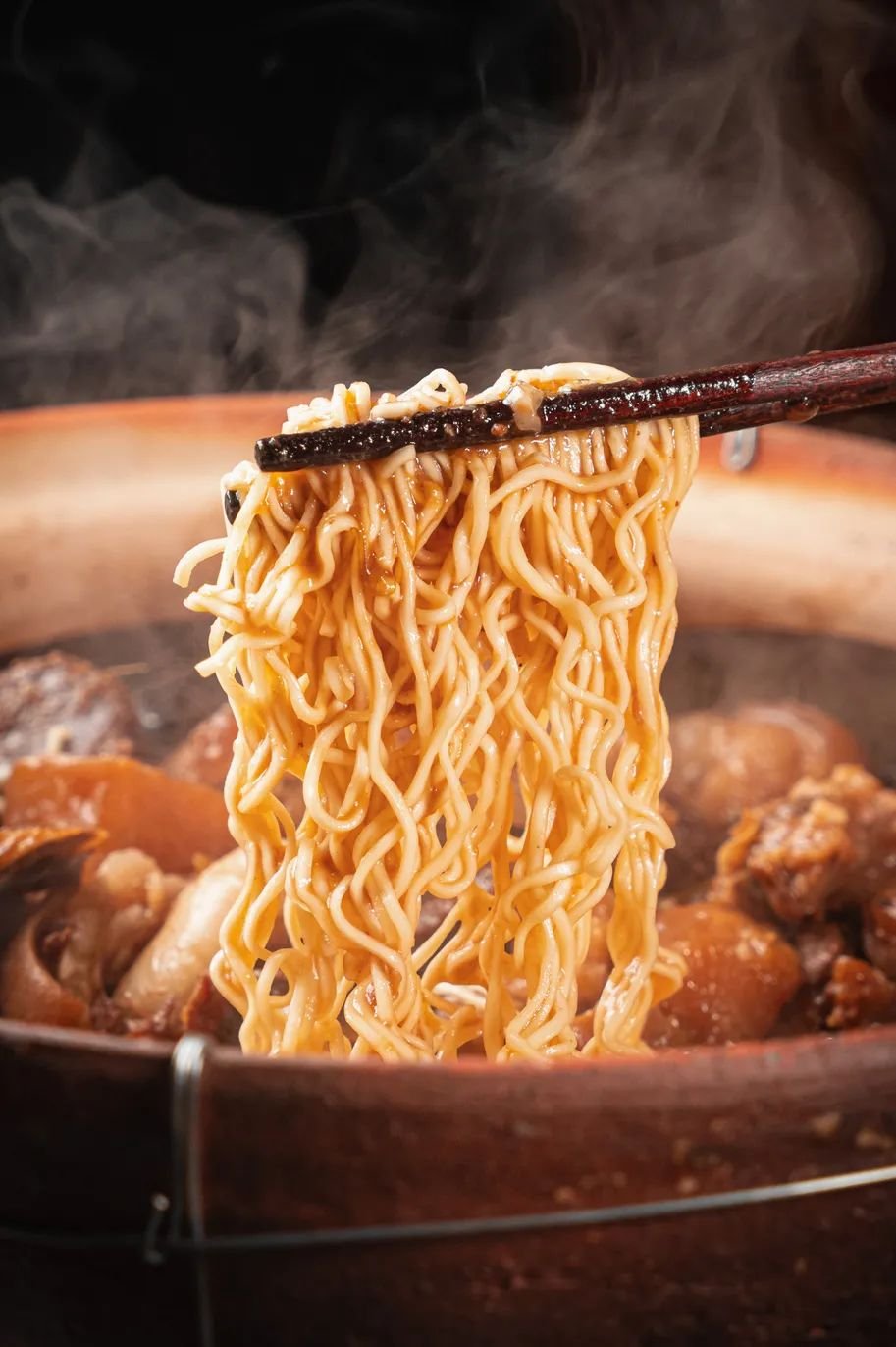 老西关炭炉羊肉煲，不给蘸酱！藏在村子里，门口停满豪车