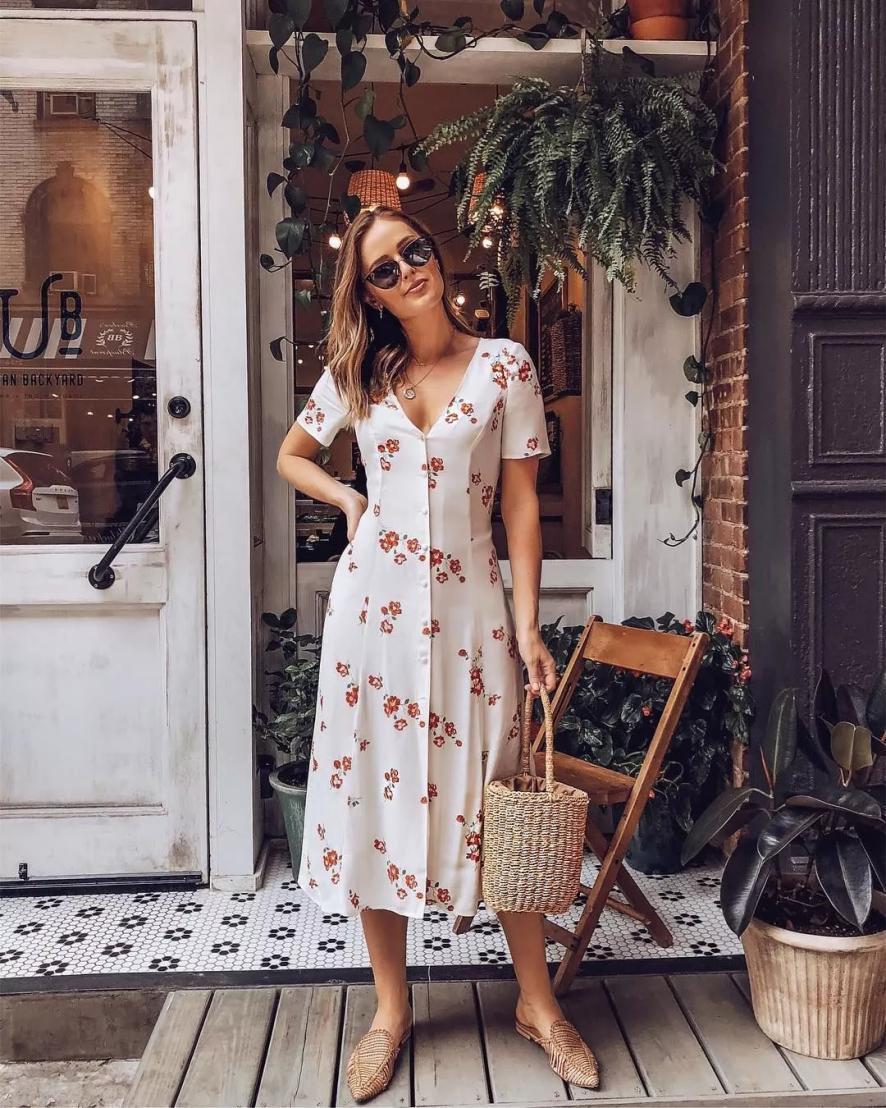 碎花裙这样穿又仙又美又洋气,春天必备的粉色系碎花裙来了