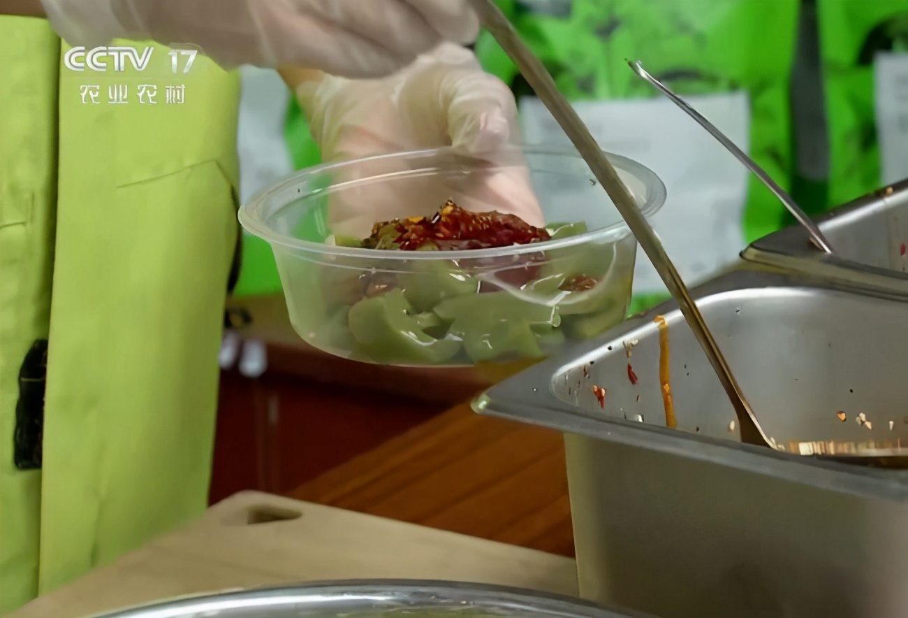 扎根大山，重庆小伙“一碗凉粉”卖出千万销售额，央视连续4年帮忙“打广告”！