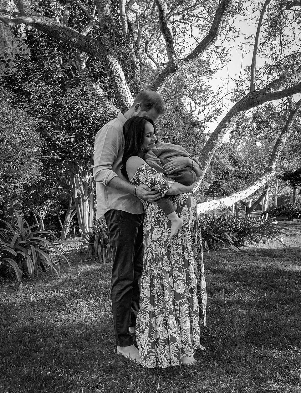 凯特就背1千3的包？穿粉色另有深意，梅根4万块的卡地亚手表送女儿