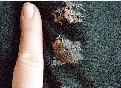 白衣服有污渍如何处理,衣服上的顽固污渍怎么处理