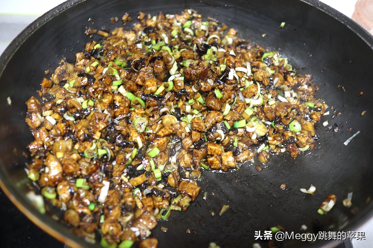 春天必吃的春笋酱肉包子，一锅16个全进肚了，抹抹嘴还没解馋