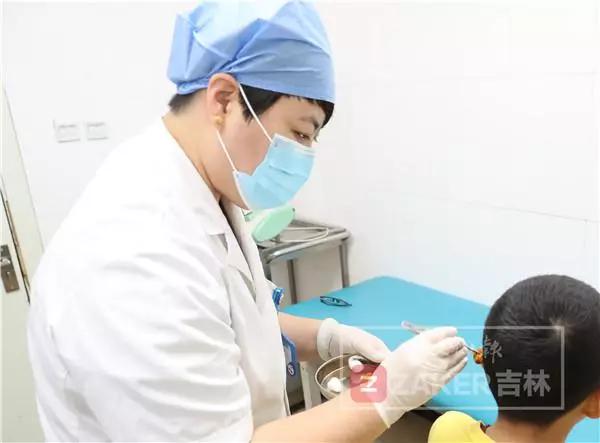 疼！看着就心疼！东北男孩大冷天踢足球冻伤！这些细节值得家长注意