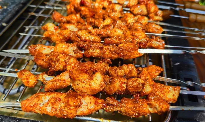 烧烤店的烤肉为啥好吃？烧烤师傅说出实情，原来肉都被“处理”了