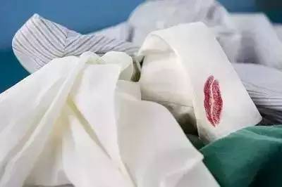 衣服上染上别的颜色怎么才能洗掉,一物降一物总有能治得了的