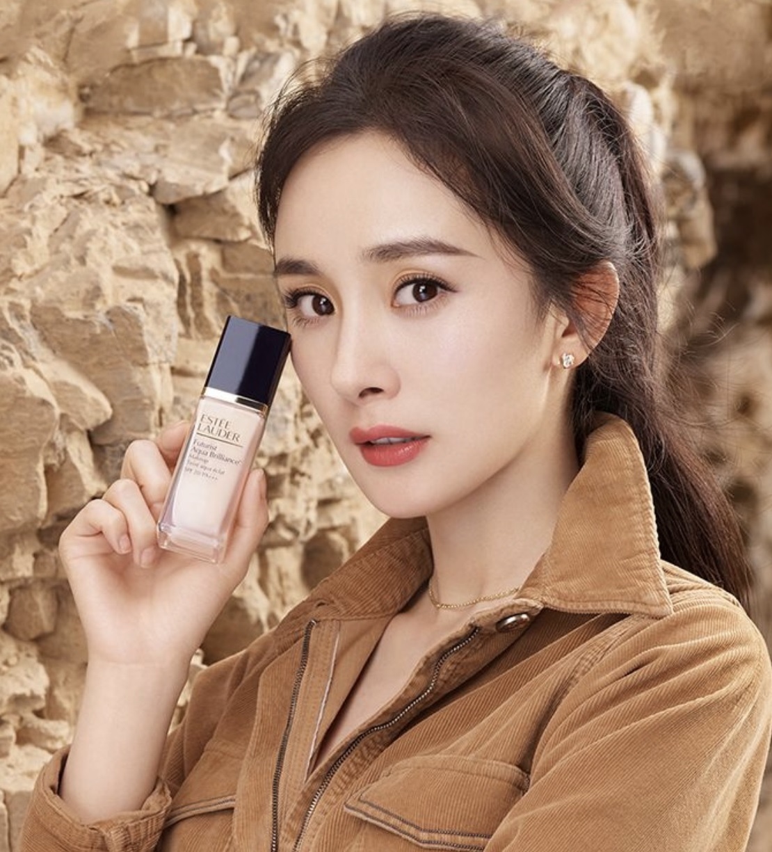 杨幂打卡雅诗兰黛沁水粉底液,黄一白适合的粉底液雅诗兰黛沁水