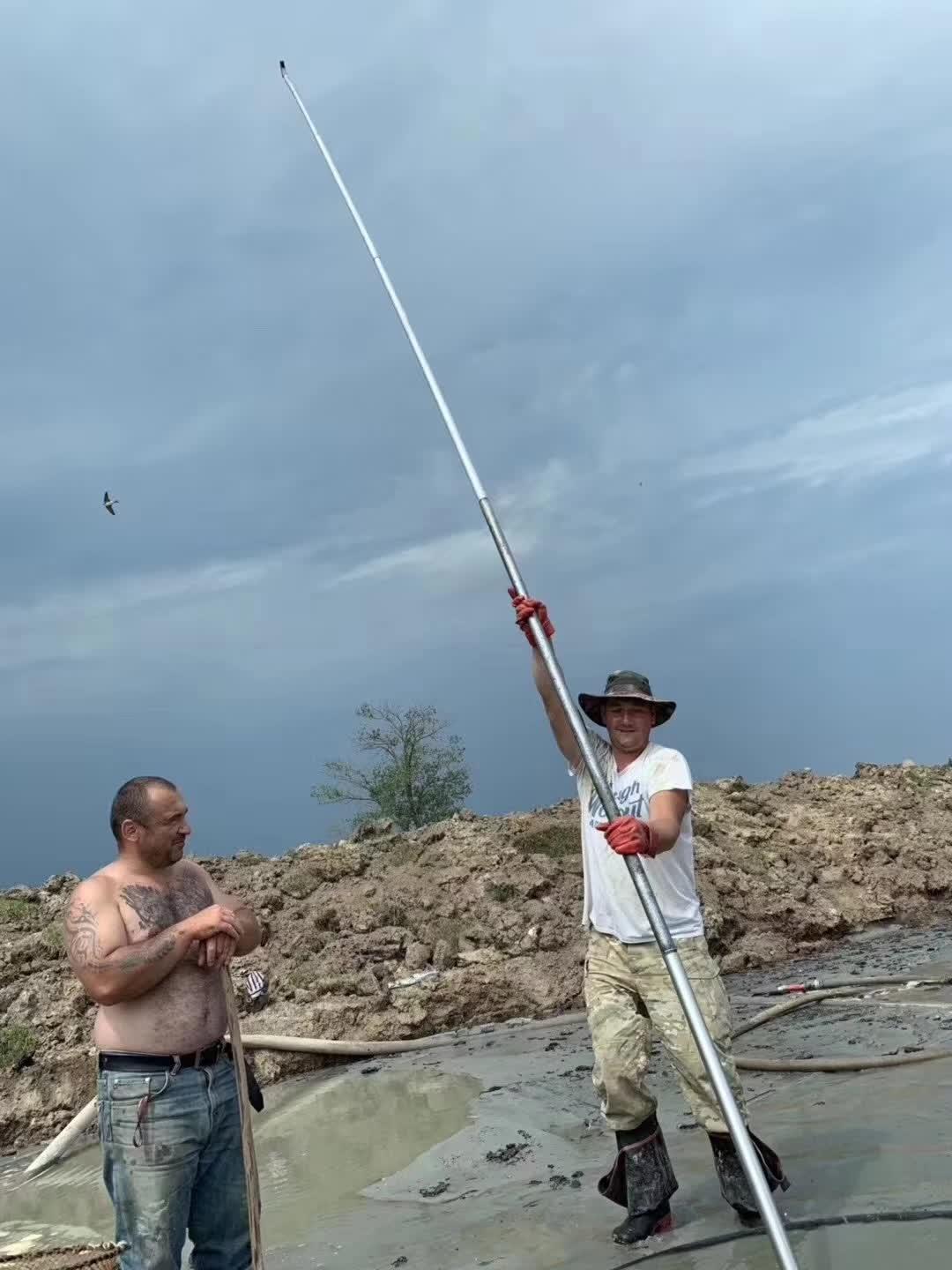 海边捡瓶子赚钱,国外捡蜜蜡