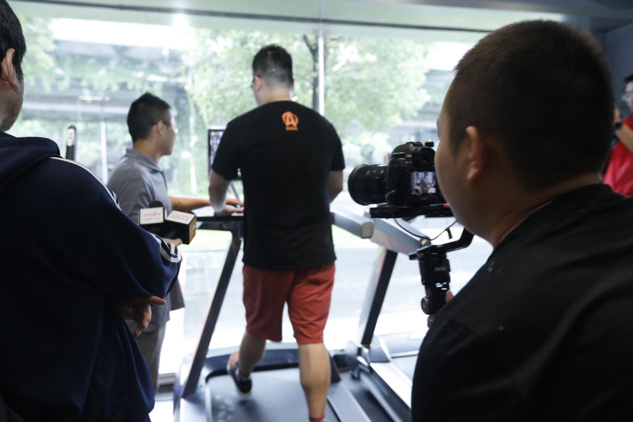 时尚健身健康生活成都首家具有网红气质的健身器材连锁店今日开业