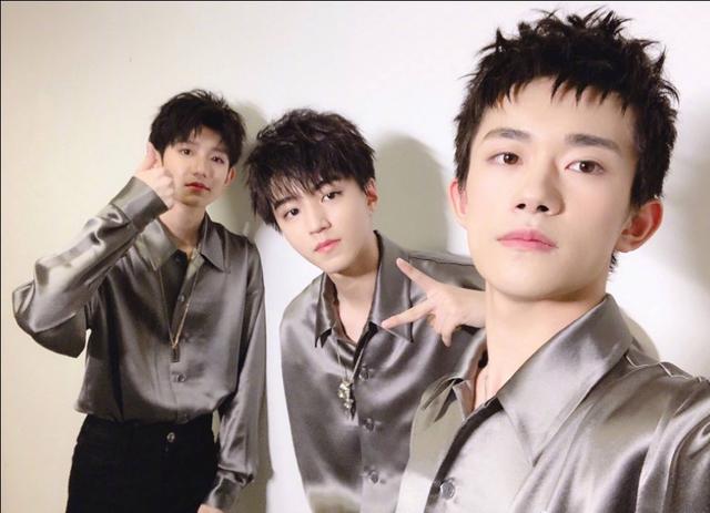 王俊凯推易烊千玺蹲着,王俊凯易烊千玺摸头