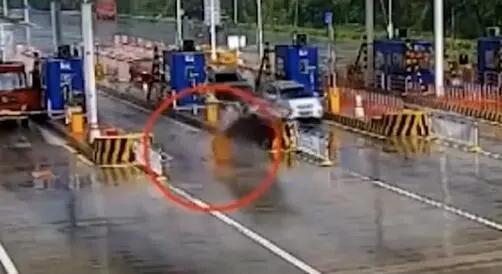 面包车刹车失灵冲向收费站？学会这几招关键时刻能保命