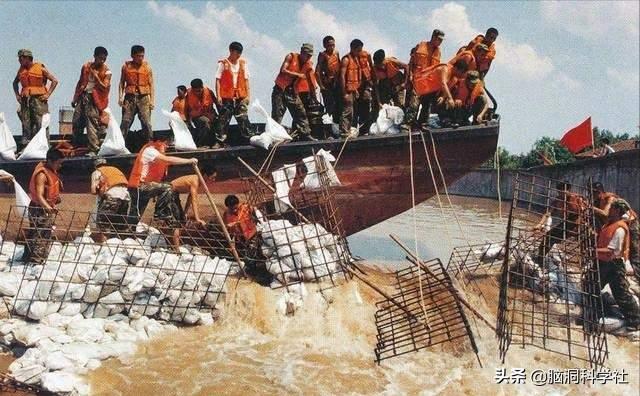 用卡车堵河堤缺口,用卡车堵洪水卡车找到了吗