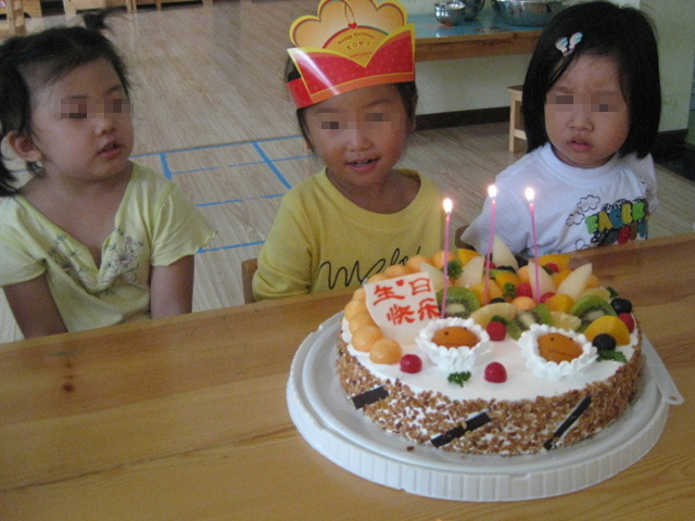 孩子生日要不要送蛋糕去幼儿园,孩子过生日要不要带蛋糕到幼儿园