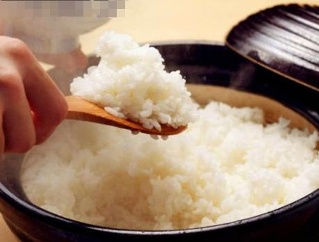 蒸米饭放盐和油有啥作用,蒸大米饭加热水还是凉水