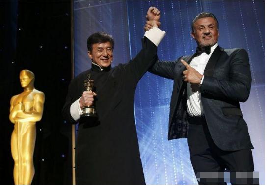 成龙何以如此爱国？成龙的家国情怀，为什么如此至诚至真？