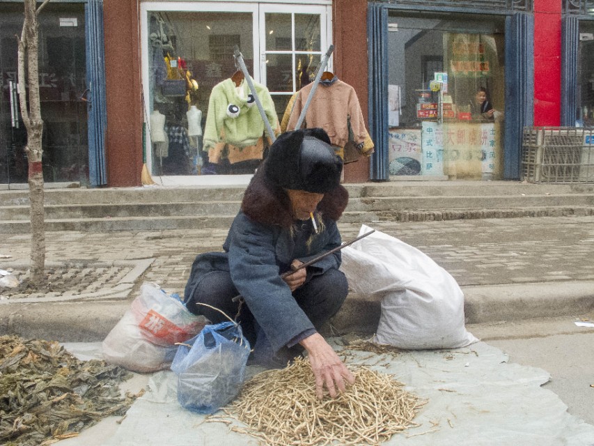 老人说卖的叫“银丝”,我没见过,看看是啥?