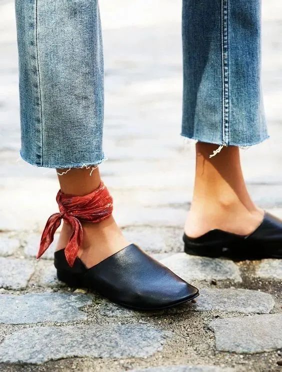 丝巾的5种时髦系法学起来,春季丝巾系法大全搭配大衣