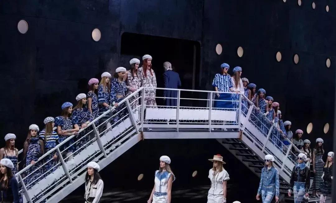 颠覆传统设计的时装秀,让你惊艳的时装秀场布置
