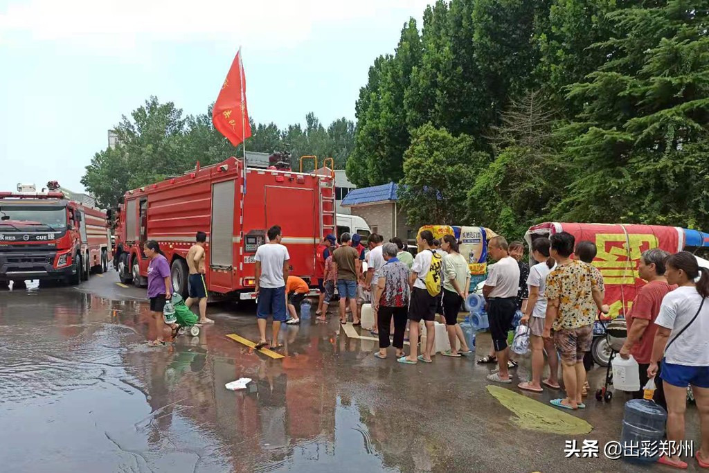 郑东新区白沙镇宽豪斯小区居民给祭城路街道*党**员突击队送锦旗