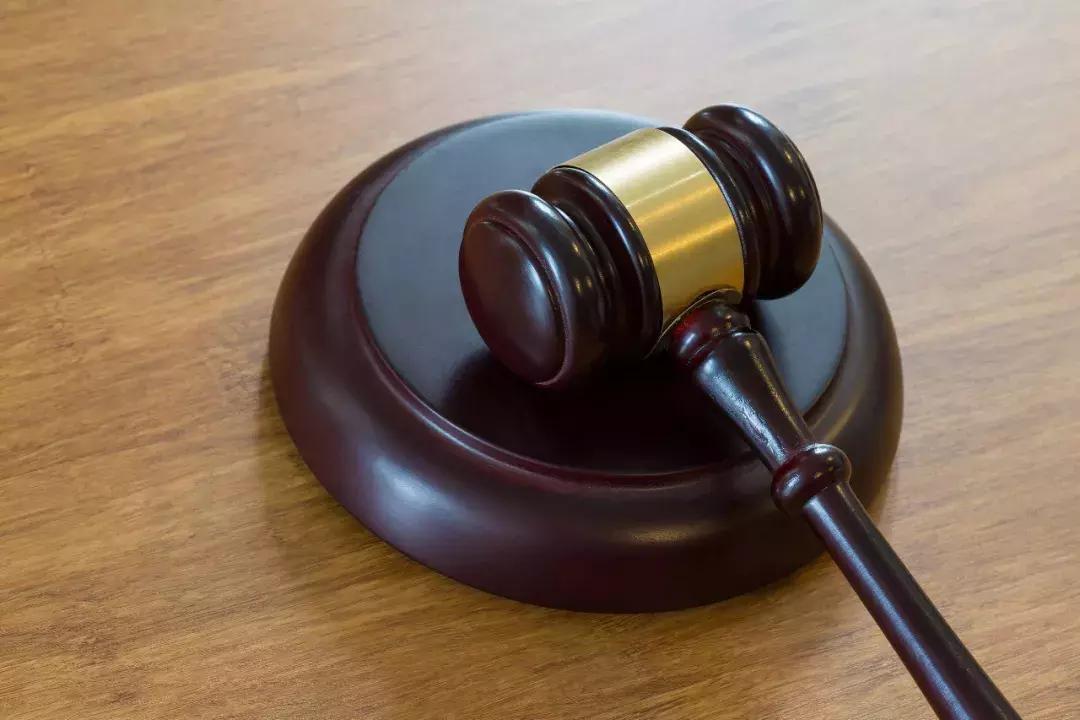 一帮男的给女的打钱,39岁男子给女友转账300多万