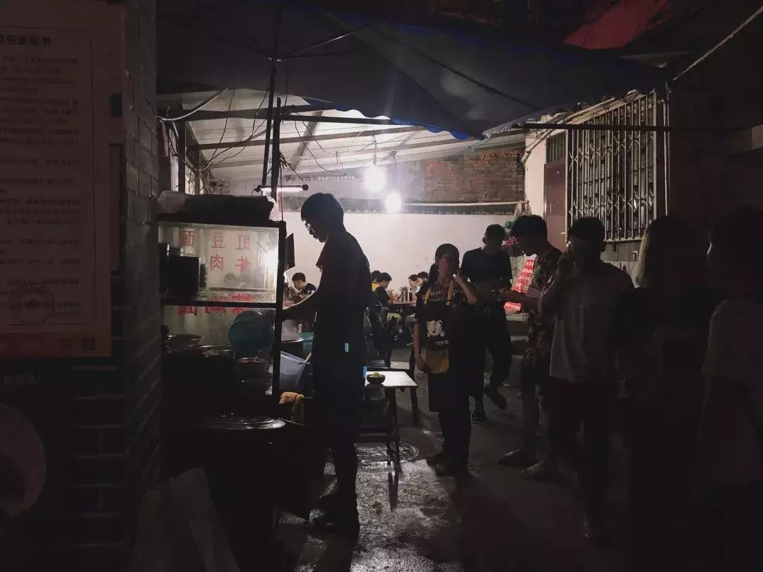 成体，一所靠“抓小偷”牢牢锁死热搜的学校