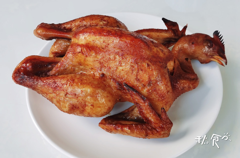新鲜出炉的烤鸡香喷喷口水直流,家庭版秘制烤鸡外表焦黄内里香嫩