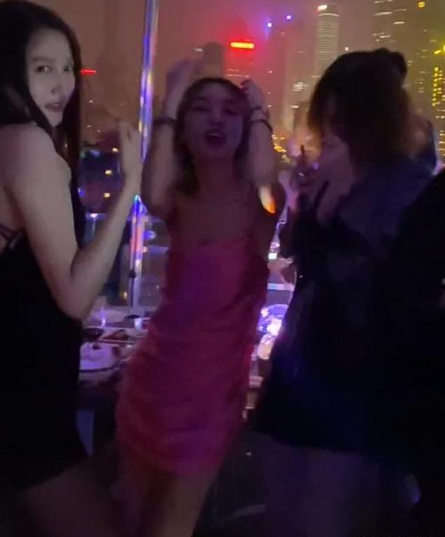 关晓彤黑色长裙造型鹿晗,关晓彤晒写真