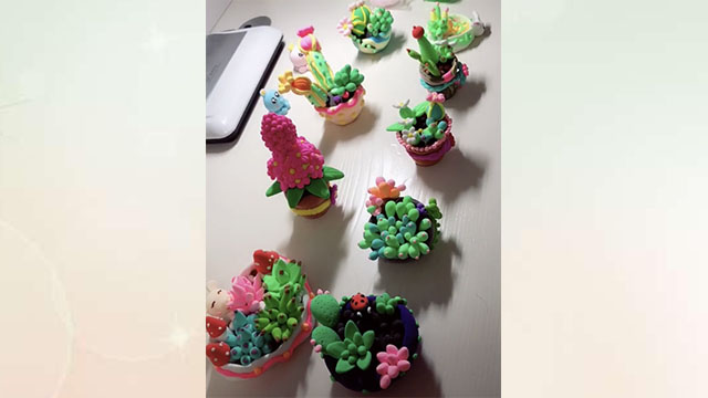 女儿用橡皮泥捏了个妈妈的形状,女儿用橡皮泥捏的全家福