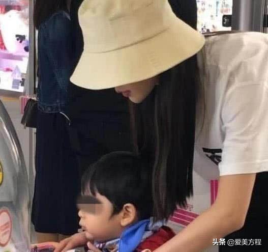 baby陪小海绵玩耍,baby陪小海绵买玩具