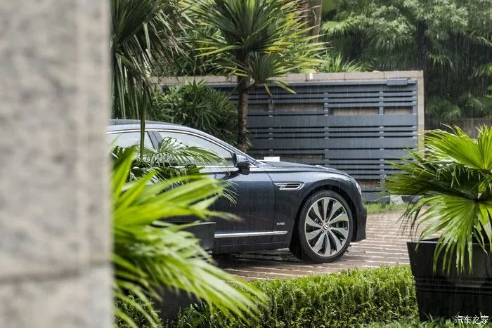 宾利飞驰对比迈巴赫s480气场,宾利飞驰街拍气场霸气视频