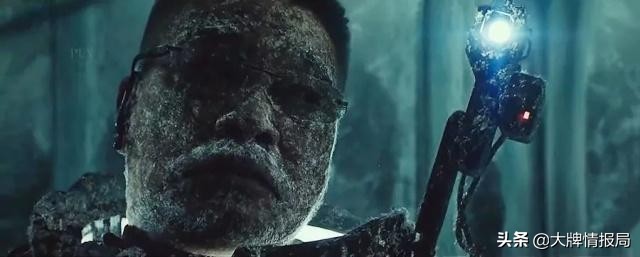 他自称红过周杰伦帅过周润发，也曾落魄潦倒，一辈子做到黄金配角