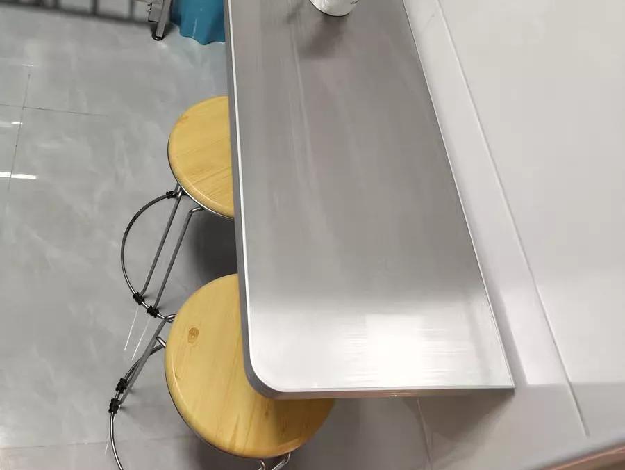 轻盈、坚固、更耐用；不锈钢桌子