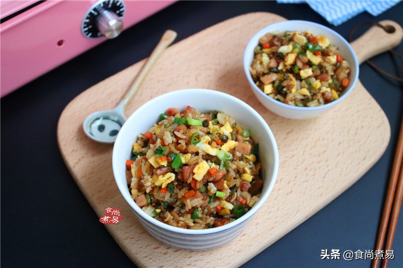 只用鸡蛋和剩饭做美食,一碗剩饭一个瘦肉