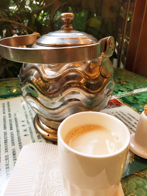 外媒首推京城*疆新**菜餐厅,东四胡同里的弯弯月亮