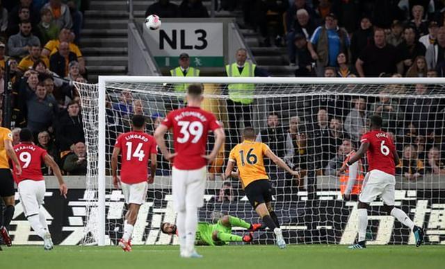 曼联连丢两球遭热刺逼平,曼联1比6惨败视频