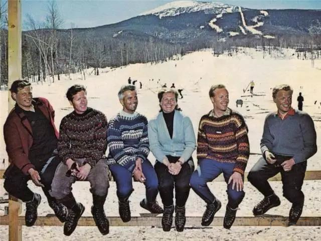 费尔岛毛衣特别适合英伦风的搭配,毛衣这样穿再普通的毛衣也时髦