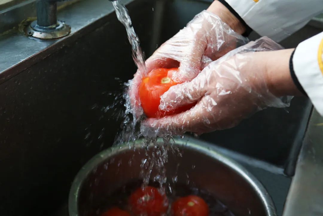 疫情期间火车上提供饭菜吗,疫情期间在火车买东西吃