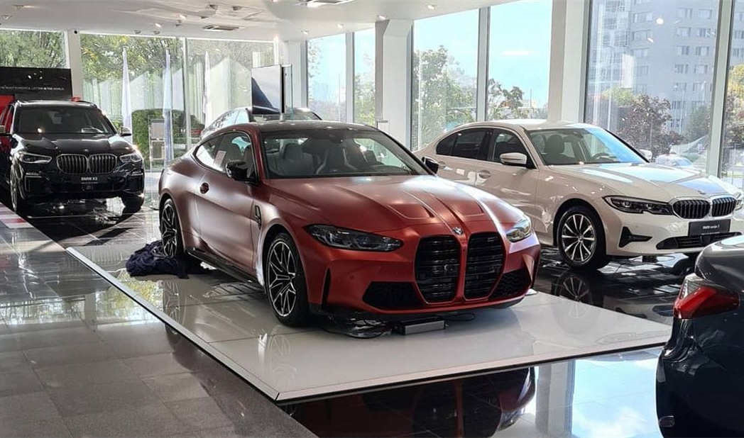 最新款宝马m4在大街上跑,激光大灯宝马四系