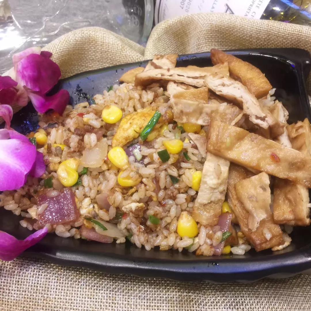 2019年在广州月收入3万多的丽姐，回老家桂林餐馆洗碗月工资2500