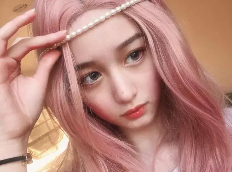 夸张发色弄什么造型,夸张的发色适合什么衣服