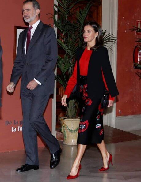 西班牙王后风格斗篷,西班牙王后穿衣经典款