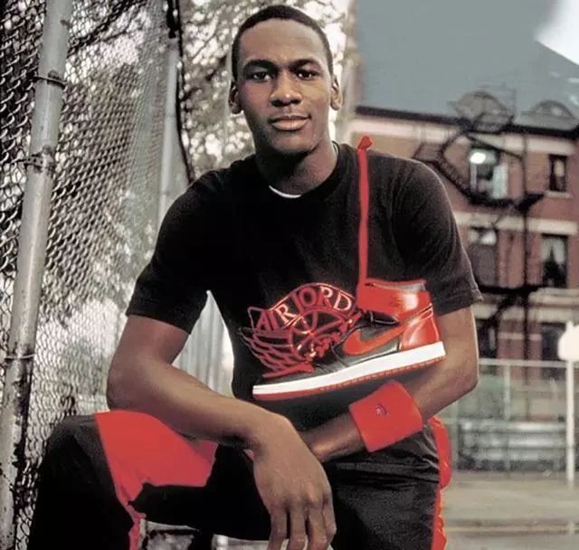 阿迪与耐克的对决,耐克和阿迪相互竞争具体故事