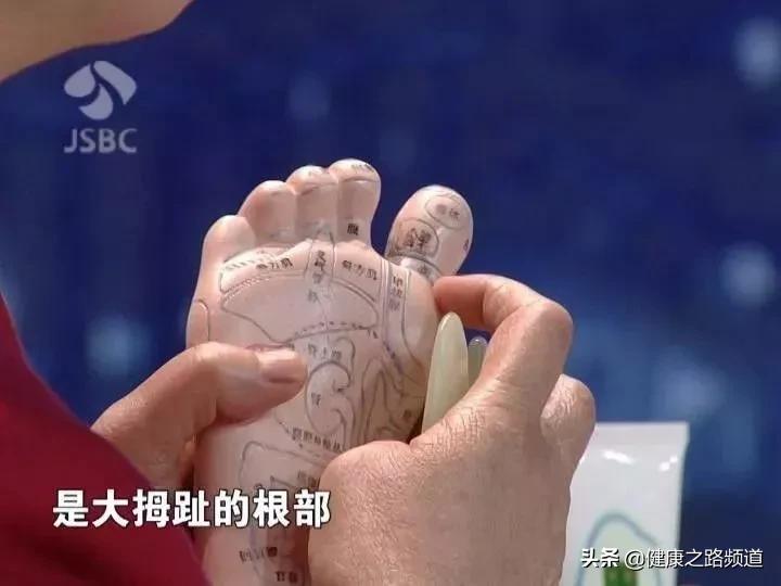 长期高血压，这个地方就长茧！每天刮5分钟，血压奇迹般降下来