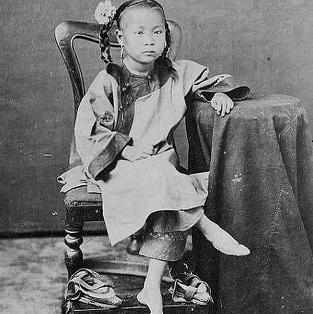 纤妙说应难，须从掌上看，古代为何要用裹小脚的方式对待女性