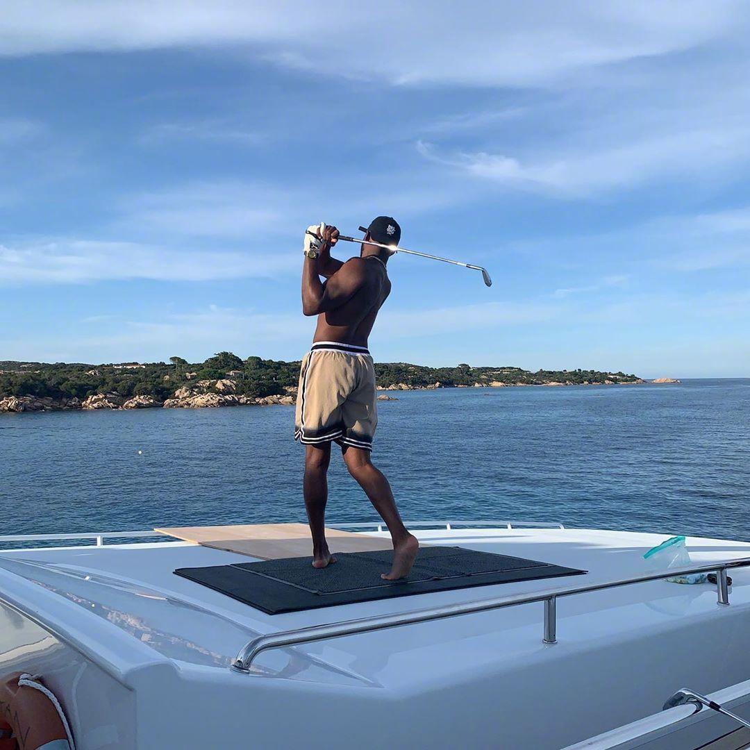 保罗打高尔夫球,保罗晒照