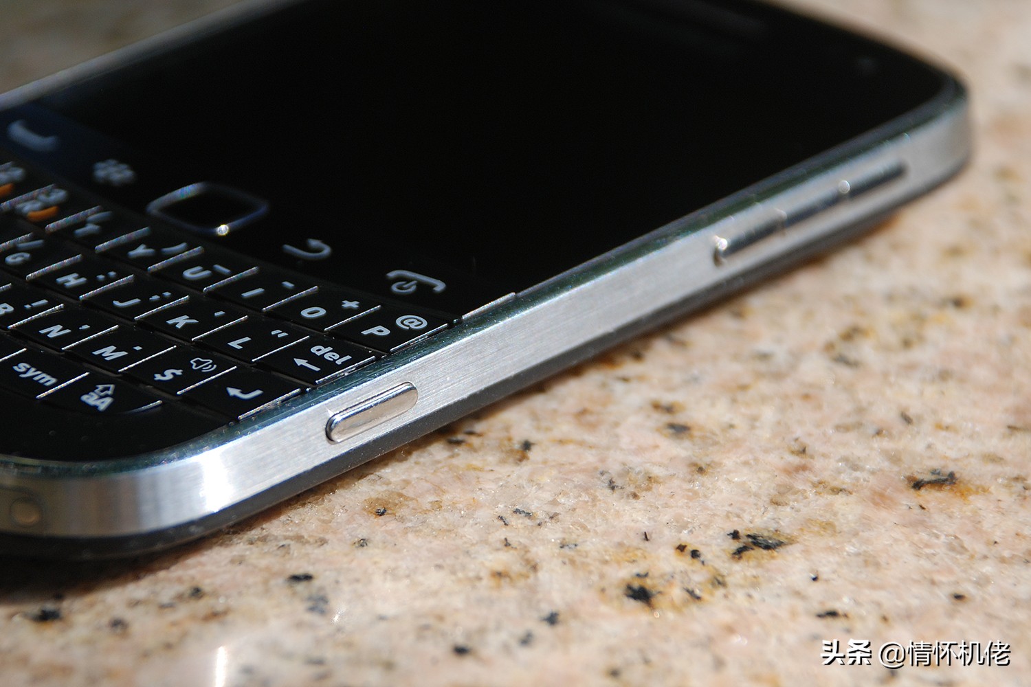 黑莓9900键盘亮了开不了机,黑莓9900光学触摸板